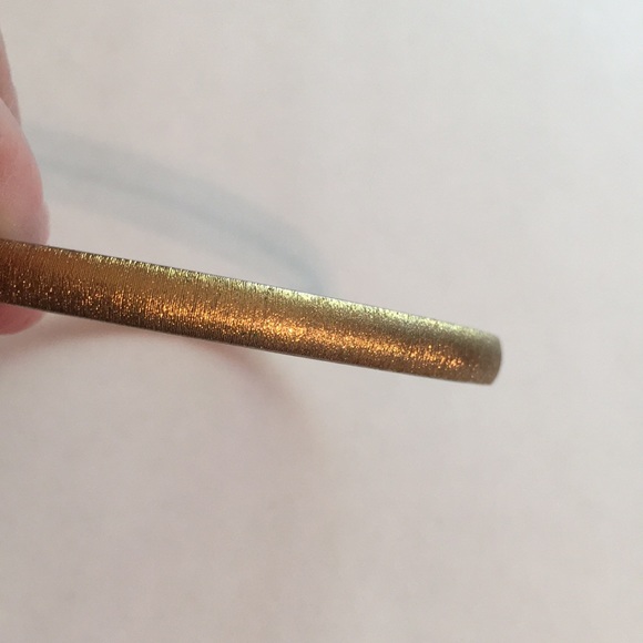 Elegant vintage burnished goldtone bangle bracelet by Monet - Picture 4 of 12